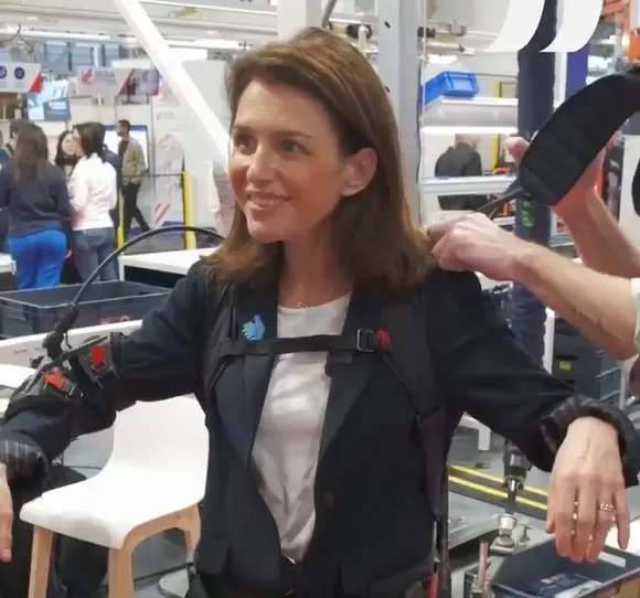 Global Industrie 2026: פוליטיקאים ויוטיובר מתנסים באקסו-שלדים של Hapo